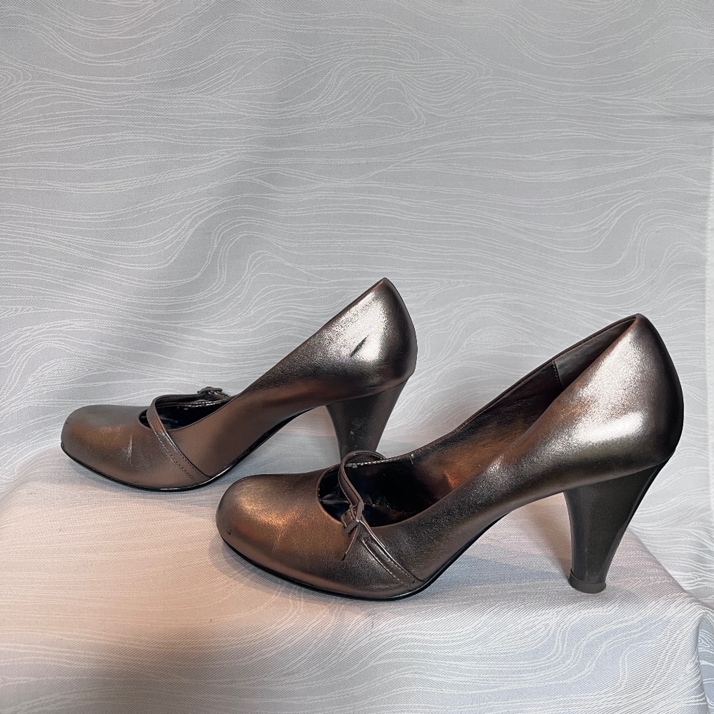 Passionista gilded silver metallic 1920's style heels, size 7